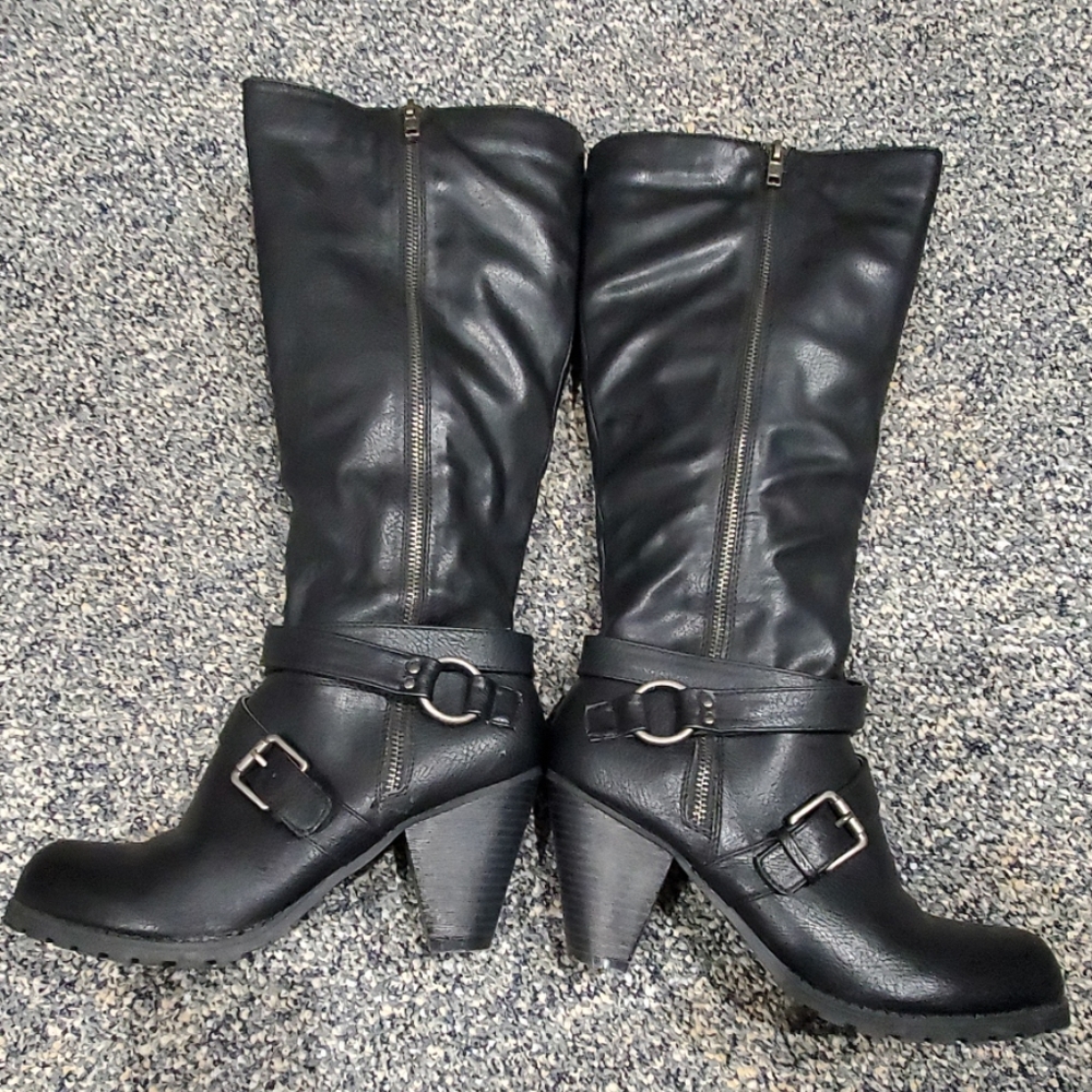 Boots - Picture 2 of 7